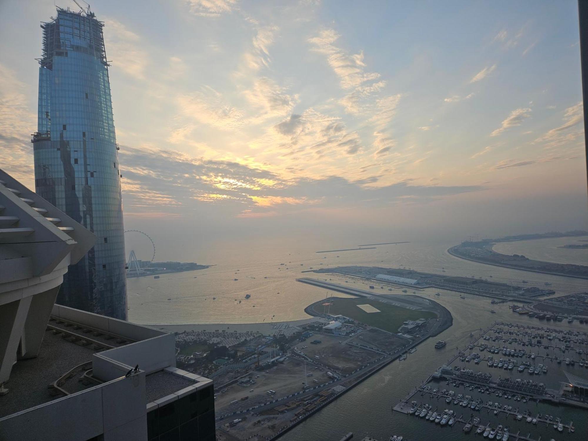 Super Host At Highest Residential Tower In The World, Private Rooms In A Shared Apartment Dubai Esterno foto